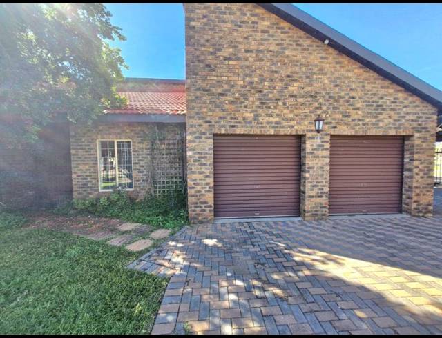 3 BEDROOM HOUSE FOR SALE IN SINOVILLE